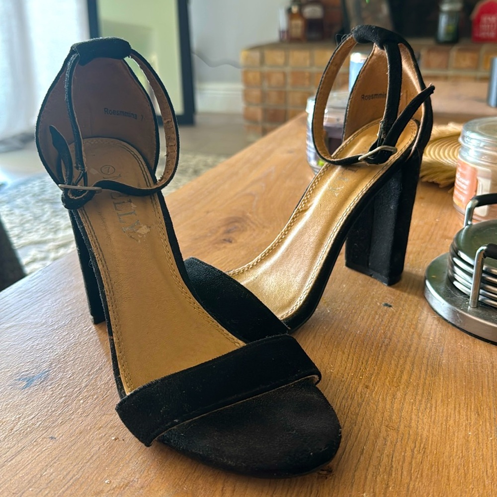 Elegant black heels used.